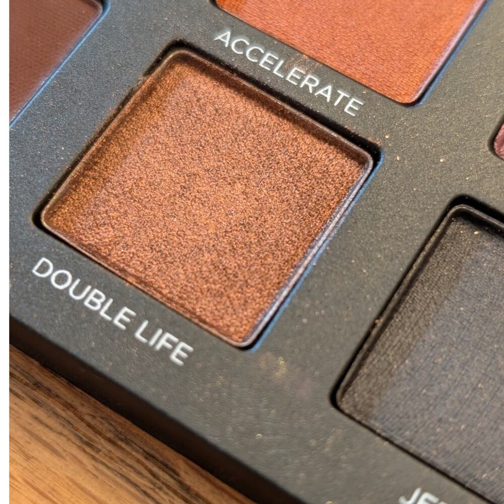 Urban Decay Born to Run Eyeshadow Palette Very Lightly SWATCHED - Picture 7 of 7